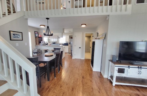 Jamaica Beach House | Jamaica Beach! Fishing light, kayaks, pool access!