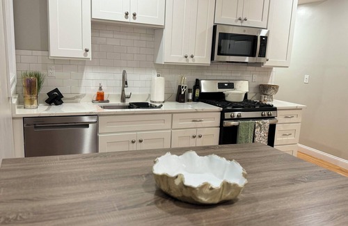 Hyde Square Apartment | Jamaica Plain - 4BR2BA Urban Retreat/Near T