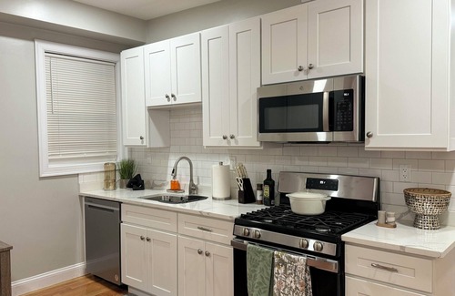 Hyde Square Apartment | Jamaica Plain - 4BR2BA Urban Retreat/Near T
