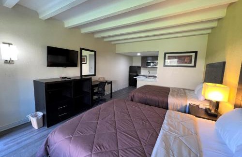 Newport News Hotel | James River Inn & Suites