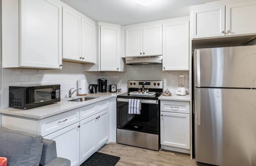 Central Hamilton Apartment | James St Apartment with Queen sized bed