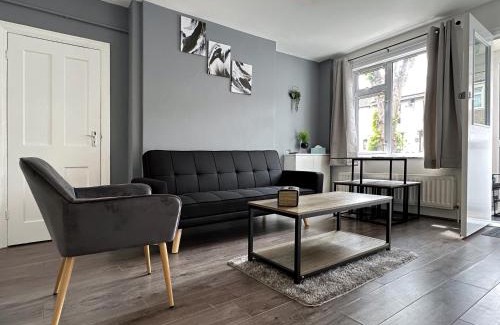 Coventry Apartment | Jane's Place in Coventry - 2 Double Beds, 1 Sofa Bed, Ideal for Families