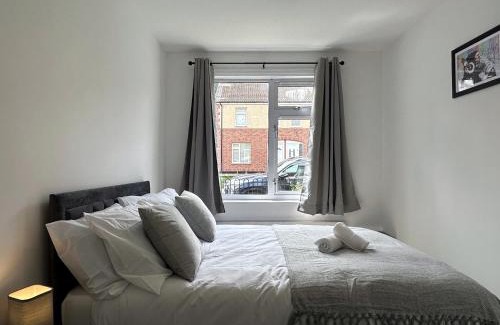 Coventry Apartment | Jane's Place in Coventry - 2 Double Beds, 1 Sofa Bed, Ideal for Families