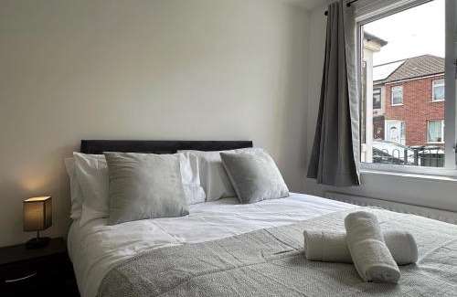 Coventry Apartment | Jane's Place in Coventry - 2 Double Beds, 1 Sofa Bed, Ideal for Families