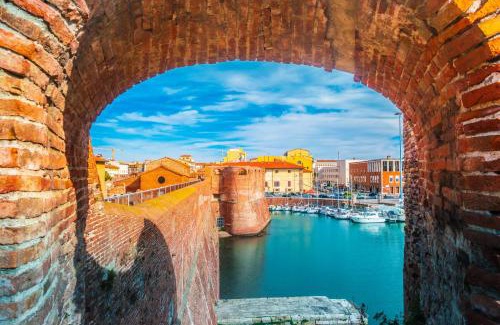 Livorno Apartment | Japandi Apartment, Zona Porto Livorno con Balcone e Jacuzzi Idromassaggio