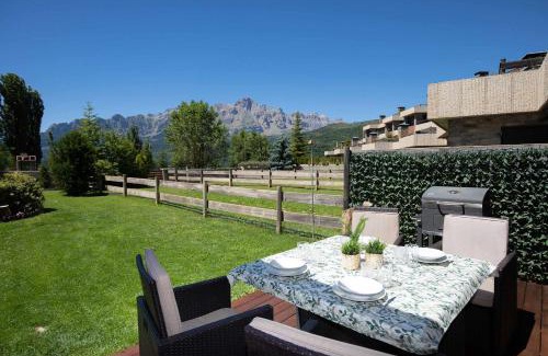 Panticosa Apartment | Jardín de Saras by BeValle
