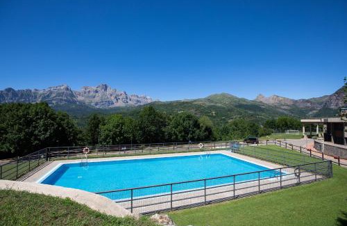Panticosa Apartment | Jardín de Saras by BeValle