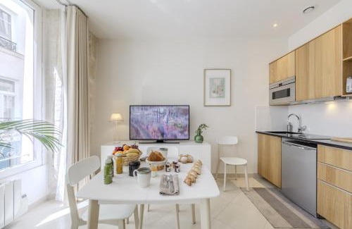 Les Halles Apartment | Jardin Saint Honoré Apartments