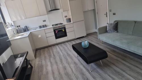 Bushey Apartment | Jasmin Apartments - Luxury 1 & 2 Bedroom units with Free Parking