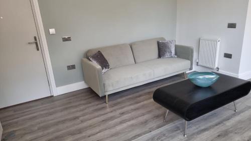 Bushey Apartment | Jasmin Apartments - Luxury 1 & 2 Bedroom units with Free Parking