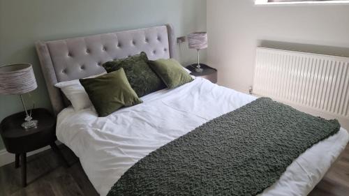 Bushey Apartment | Jasmin Apartments - Luxury 1 & 2 Bedroom units with Free Parking