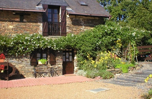 La Chapelle-de-Brain Cottage | Jasmine Cottage, South Brittany cottage, free bikes, WiFi, near village
