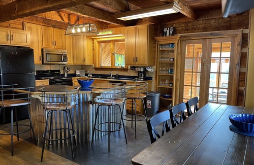 Primrose Cabin | Jaw Dropping View- Family/Couples/Group Getaway in the Heart of Red River Gorge!