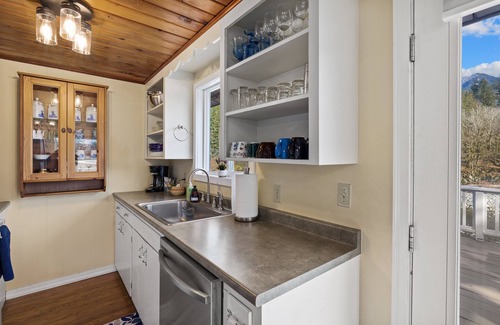 Gold Bar Cottage | Jaybird Retreat: 2 cozy cottages, riverfront & mountain views from hot tub