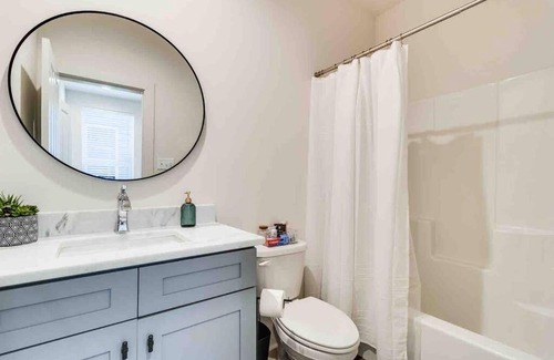 Lafayette Apartment | Jazz House*King Bed*Lux Matt*Coffee Bar