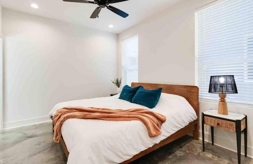 Lafayette Apartment | Jazz House*King Bed*Lux Matt*Coffee Bar
