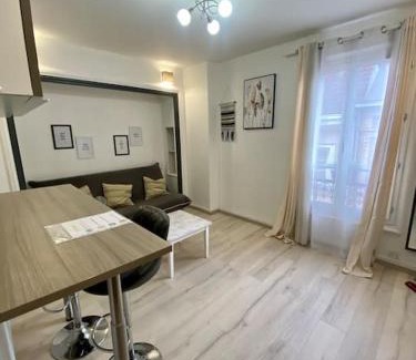 Quartier Vieux Marche-Cathedrale Apartment | Jeanne d’Arc