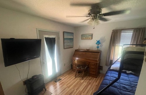 Mountain View House | Jeannie's Cottage walking distance to historic square,10 minutes to White River.