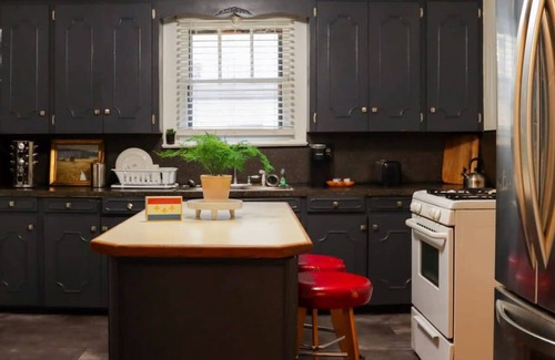 Freetown - Port Rico Apartment | Jefferson Home Room 2