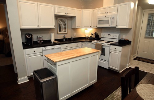 Midtown House | Jefferson Red Door.Charming Renovated Cottage in Midtown