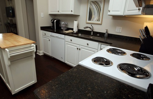 Midtown House | Jefferson Red Door.Charming Renovated Cottage in Midtown