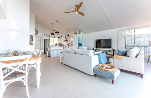 Surfdale House | Jellicoe Views - Surfdale Holiday Home