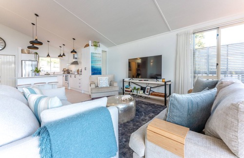 Surfdale House | Jellicoe Views - Surfdale Holiday Home