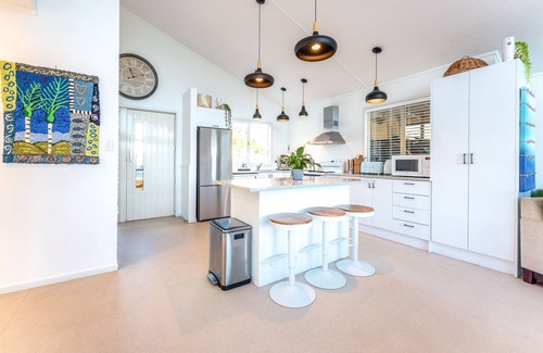 Surfdale House | Jellicoe Views - Surfdale Holiday Home