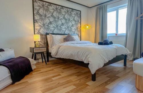 Wokingham House | Jennett's Luxury Home with Parking and Garden