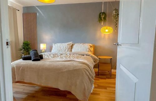 Wokingham House | Jennett's Luxury Home with Parking and Garden