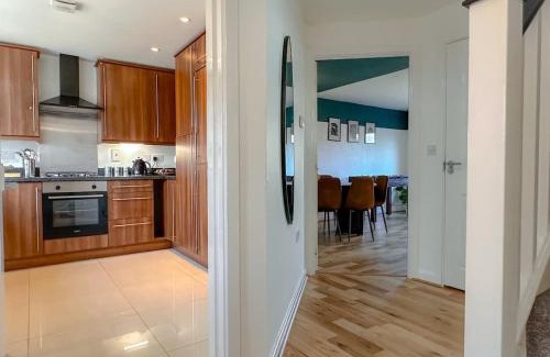 Wokingham House | Jennett's Luxury Home with Parking and Garden