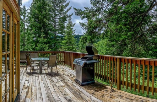 Ashland Cabin | Jenny Creek Cabin w/Jacuzzi and Wood Stove at Green Springs Inn