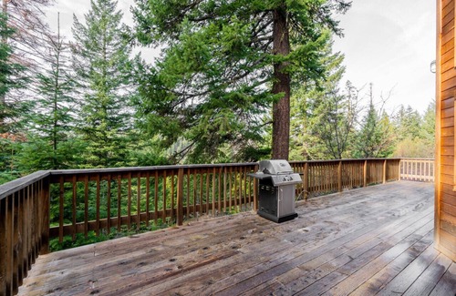 Ashland Cabin | Jenny Creek Cabin w/Jacuzzi and Wood Stove at Green Springs Inn