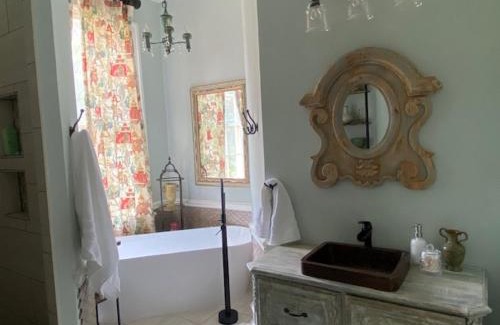 Laurel Bed & Breakfast | Jenny's Downtown Hideaway Bed and Breakfast