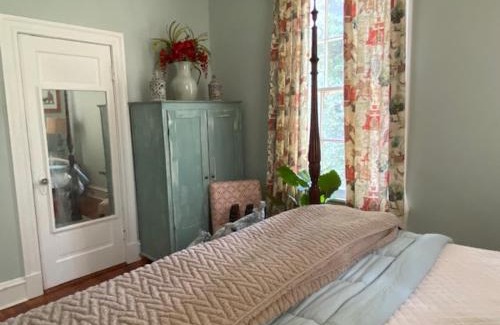 Laurel Bed & Breakfast | Jenny's Downtown Hideaway Bed and Breakfast