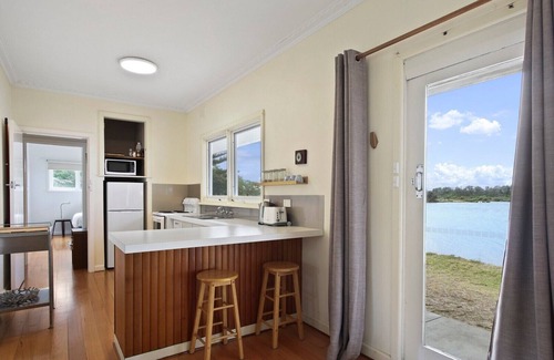 Lakes Entrance Hotel | Jetty Road on the Beach - Lakes Entrance