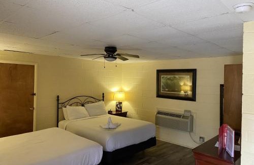 Mount Ida Hotel | JI11, Queen Guest Room at the Joplin Inn at the entrance to Mountain Harbor Resort Hotel Room