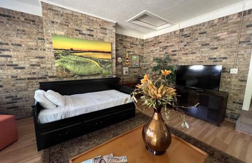 Mount Ida House | JI13- ,A two bedroom, one bath house with den, covered outdoor dining area and fenced in yard at our Joplin Inn home