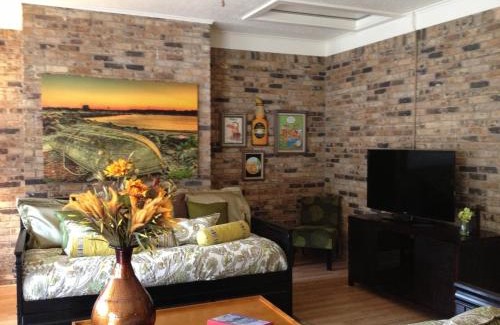 Mount Ida House | JI13- ,A two bedroom, one bath house with den, covered outdoor dining area and fenced in yard at our Joplin Inn home