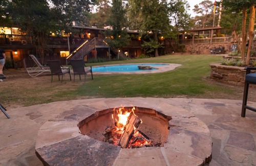 Mount Ida House | JI13- ,A two bedroom, one bath house with den, covered outdoor dining area and fenced in yard at our Joplin Inn home