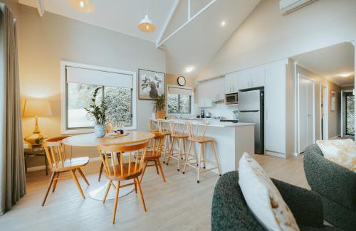 Kangaroo Valley House | Jimmys Cabin - Kangaroos, Kookaburras, Sleeps 4!