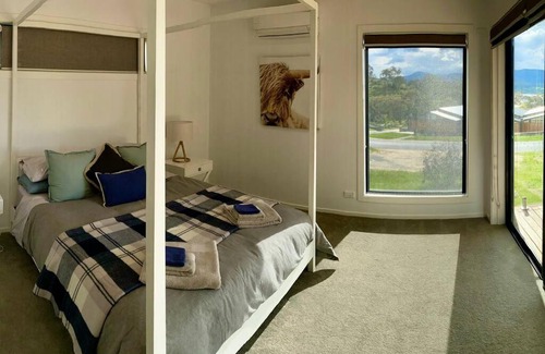 East Jindabyne House | Jindabyne house 1, Modern 1 bedroom home, alpine views & fireplace