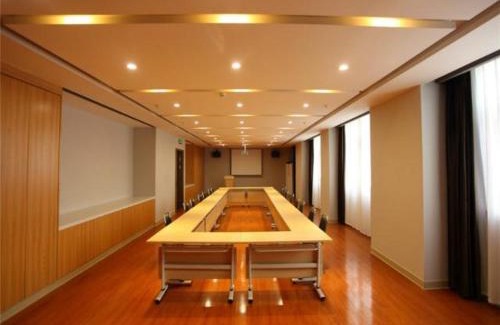 Xinwu District Hotel | Jinjiang Inn Select Wuxi Nanchang Street Huaqing Bridge Metro Station