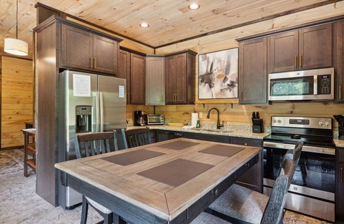 Gatlinburg - Pigeon Forge Cabin | JJ Getaway is a Beautiful Cozy Cabin in Cobbly Knob - Ping Pong and Hot Tub!