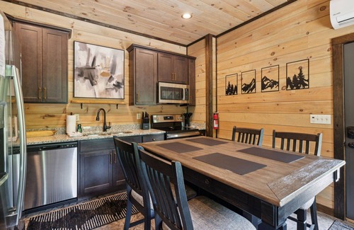 Gatlinburg - Pigeon Forge Cabin | JJ Getaway is a Beautiful Cozy Cabin in Cobbly Knob - Ping Pong and Hot Tub!