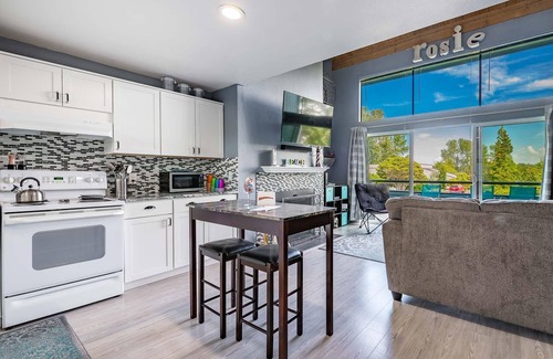 Birch Bay Condo | JL 806: Mtn view, indoor & beach fun, hikes, & wifi!