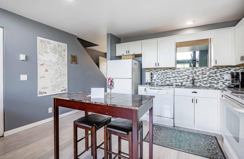 Birch Bay Condo | JL 806: Mtn view, indoor & beach fun, hikes, & wifi!