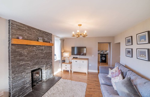 Kelton Cottage | Jocks Hoose - a cottage that sleeps 4 guests in 2 bedrooms