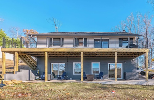 Oconee County House | Johnsons Cove - Lakefront retreat with EV Charger. Family and pet friendly