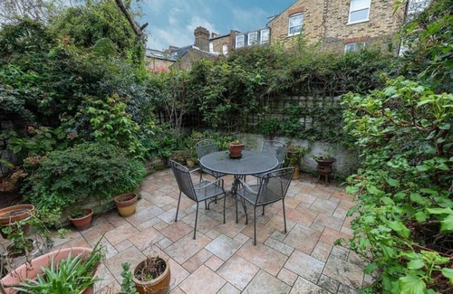 Battersea Apartment | JOIVY 2 Bed Flat with Garden next to Battersea Park!